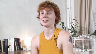 Polyamoröse Berlinerin masturbiert schmackhaft vor Kamera